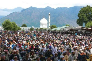 Thousands Offer Prayers at Hazratbal on Friday Following Eid-e-Milad-Un-Nabi Urs